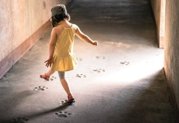 little+girl+footsteps